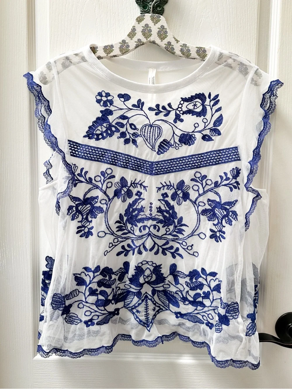 Anthropologie Sheer Embroidered Floral Sleeveless Top Navy and White Size Large - Picture 2 of 3